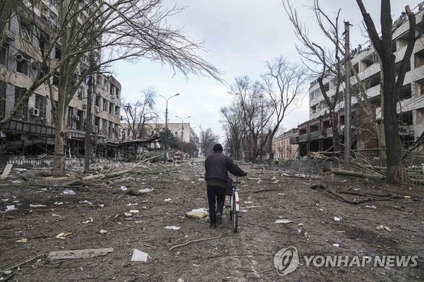 러시아군 포격에 초토화된 우크라이나 마리우폴 거리[AP=연합뉴스]