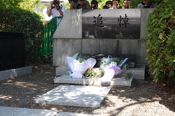 지난 1일 오전 일본 도쿄에 있는 요코아미초 공원에서 1923년 도쿄 일대를 강타한 간토대지진 당시 학살된 조선인들을 추모하기 위한 위령 행사가 열렸다. 추도비 앞에 참석자들이 바친 꽃이 올려져 있다. 연합뉴스