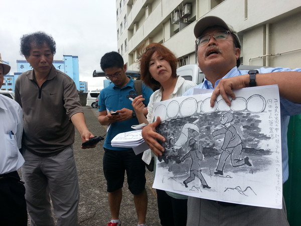 학살현장에서 학살되어 버려진 상황을 목격하고 그린 그림을 설명하는 니시자키마사오